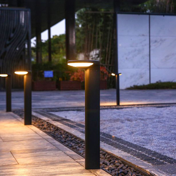 太阳能护柱灯湖
