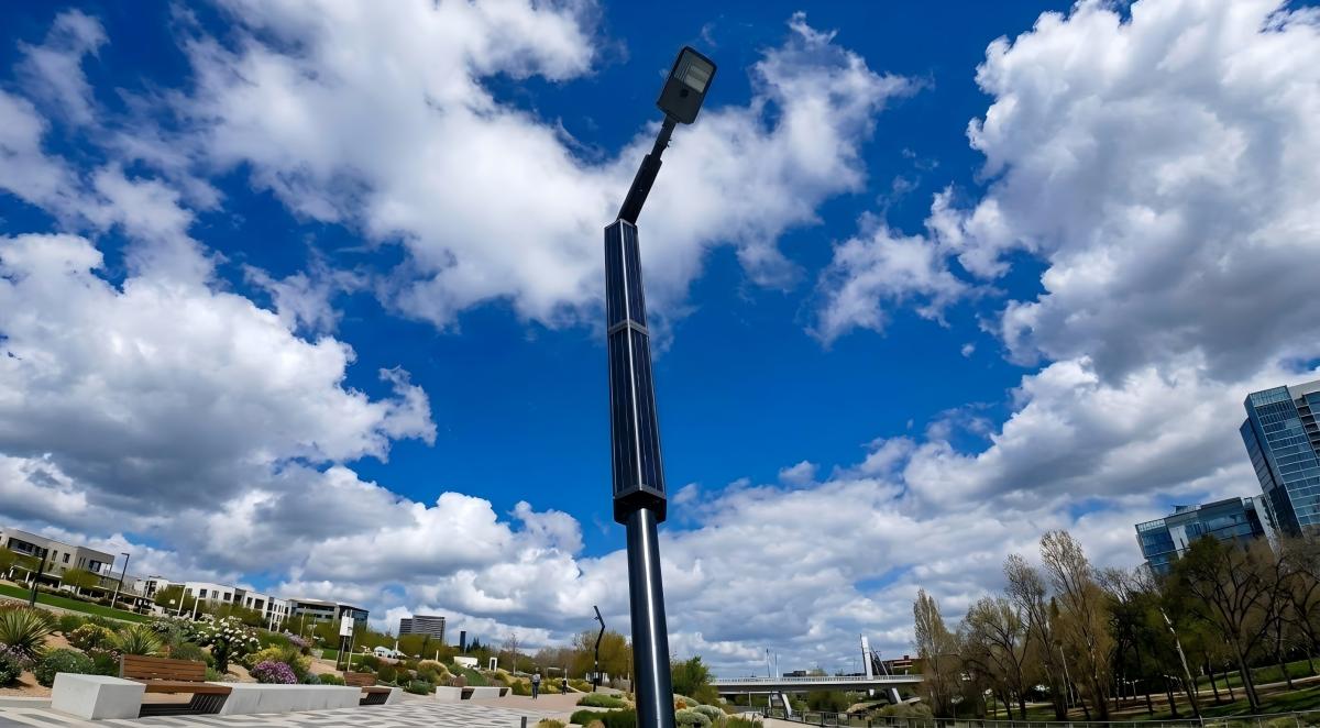 luz de rua com envolt&oacute;rio solar.jpg